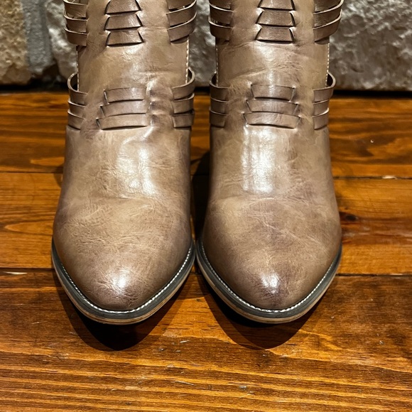 Vintage 93 Sage Strappy Cutout Bootie in tan, women’s size 7 - Picture 7 of 14